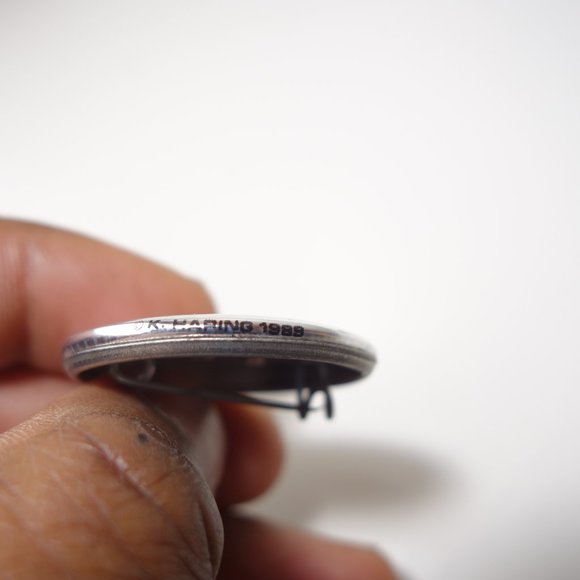 Vintage 1988 Keith Haring Radiant Baby Pop Art Reflective Silver Pin-Back Button - Picture 3 of 4